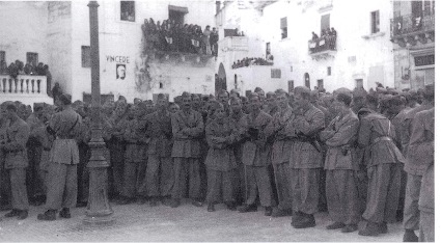 I paracadutisti della Folgore nel 1942 a Ceglie Messapica prima della partenza per El Alamein