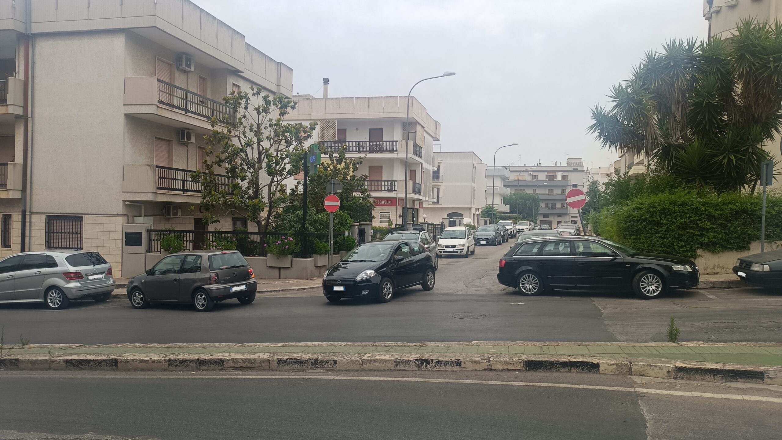 Ceglie Messapica, parcheggio selvaggio in via Aldo Moro