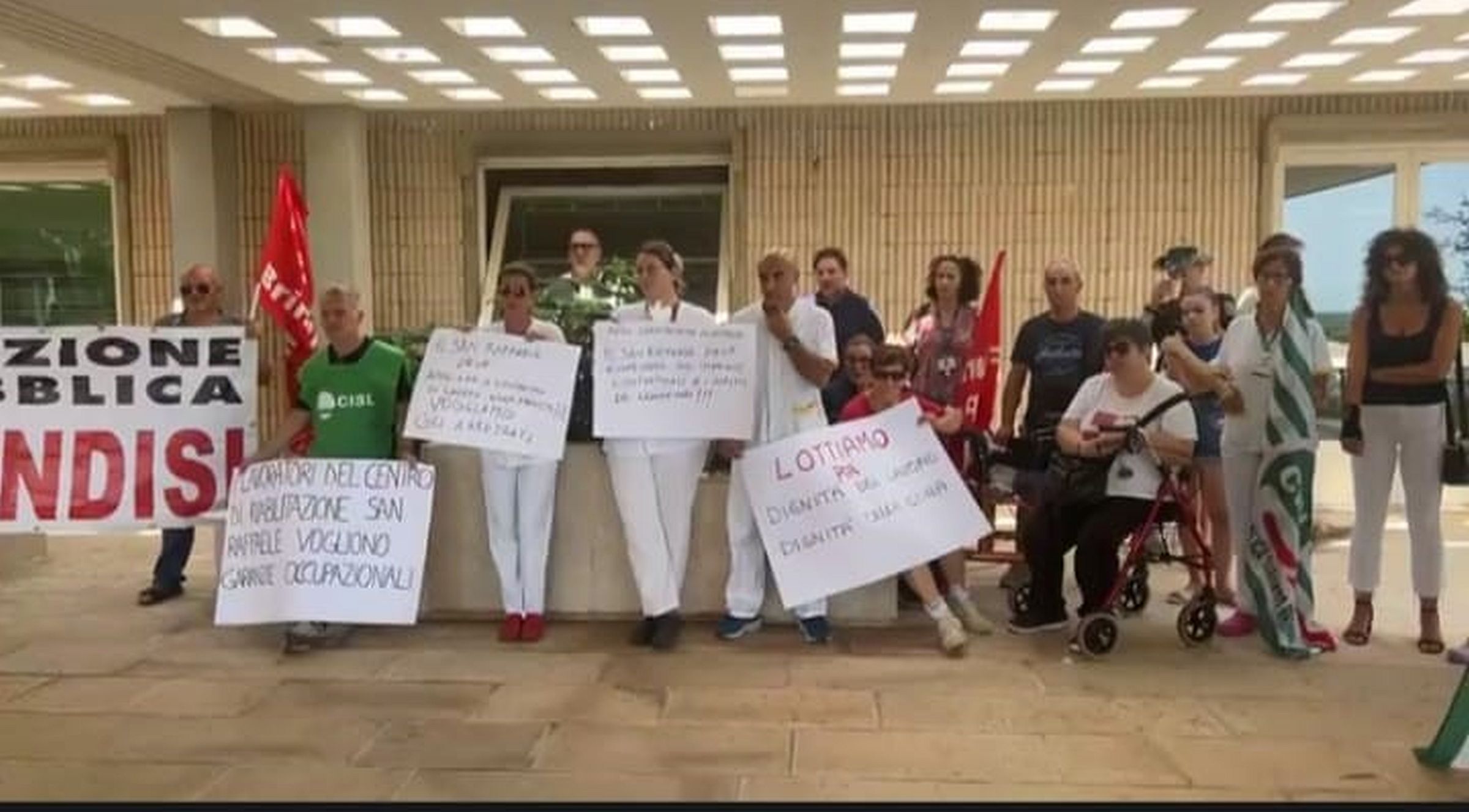 Manifestazione e sit in dinanzi al Centro di riabilitazione