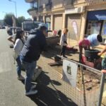 Il sindaco Palmisano osserva il cantiere dove si stanno recuperando le edicole votive della Via Crucis