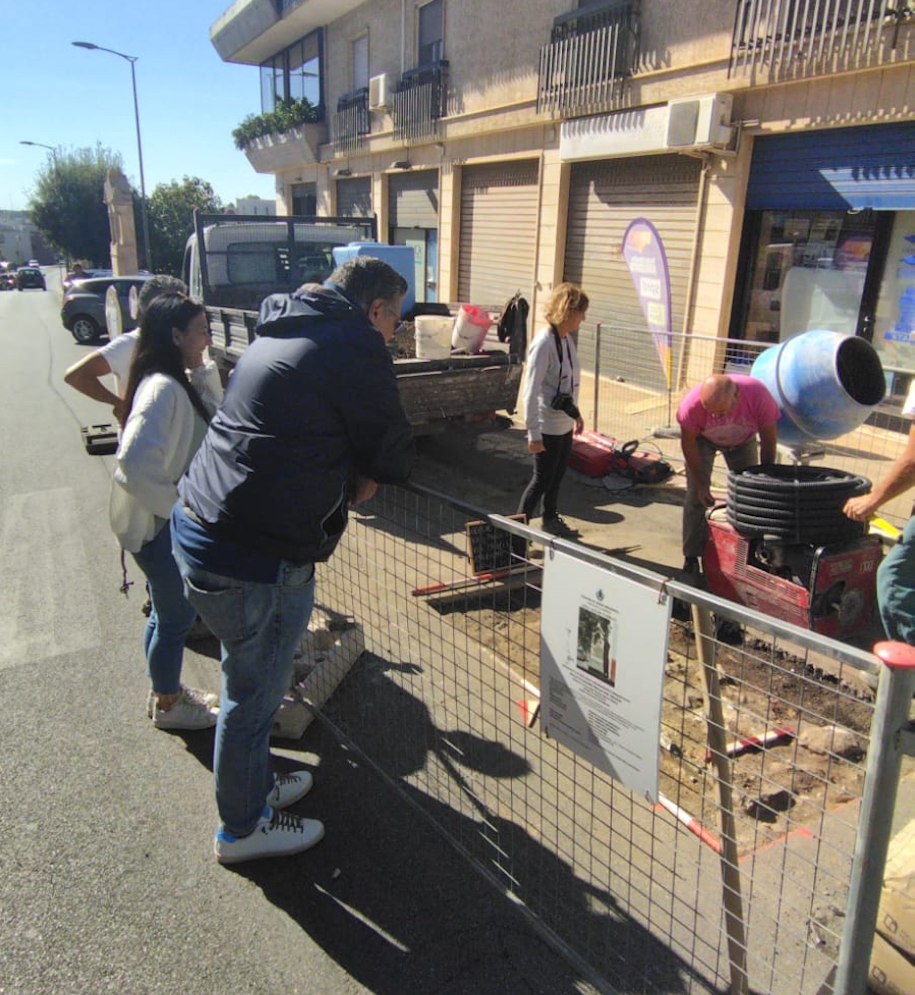 Il sindaco Palmisano osserva il cantiere dove si stanno recuperando le edicole votive della Via Crucis