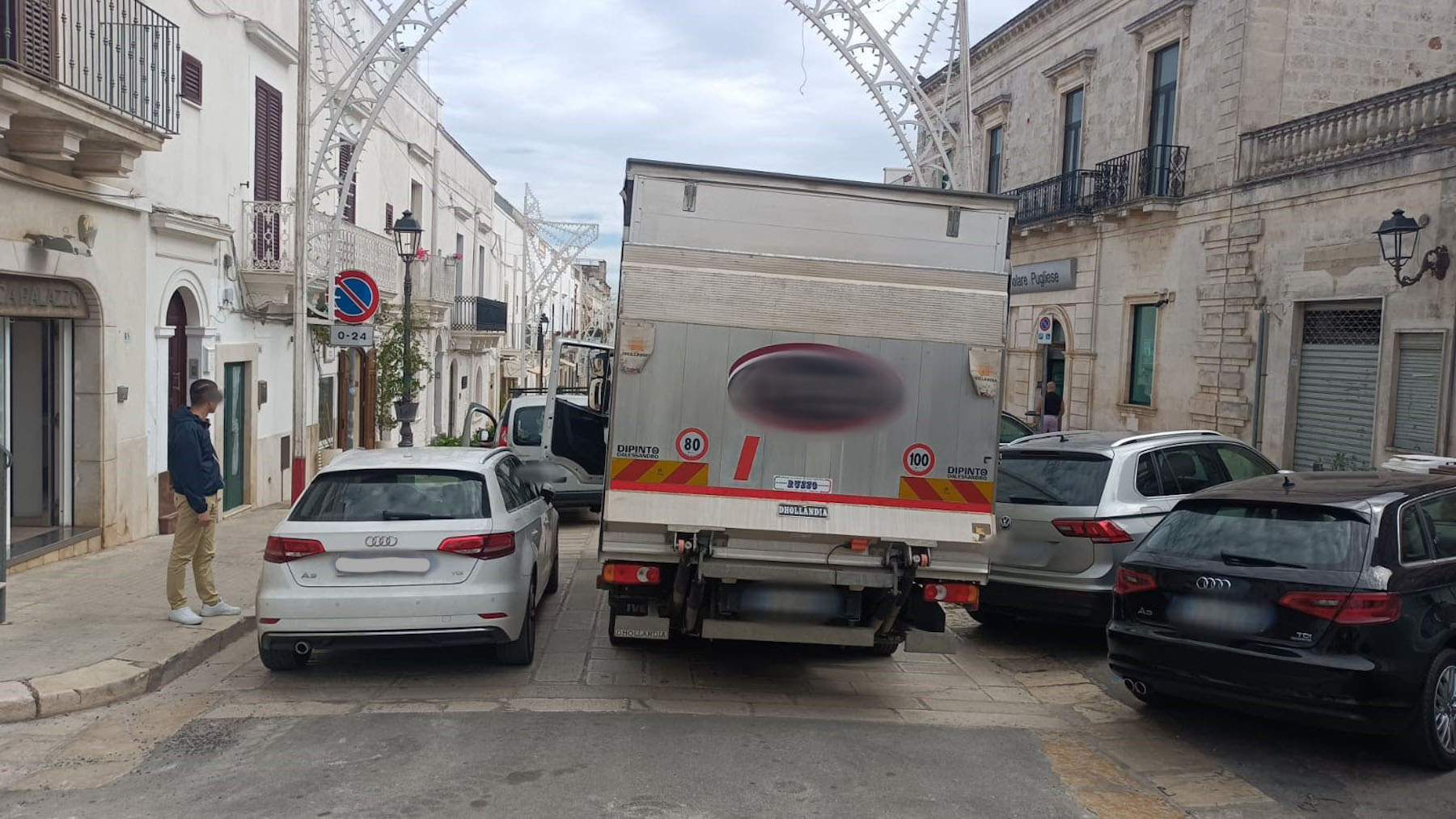 La sosta selvaggia in via San Rocco blocca un camion. Ma è caos in tutta la città