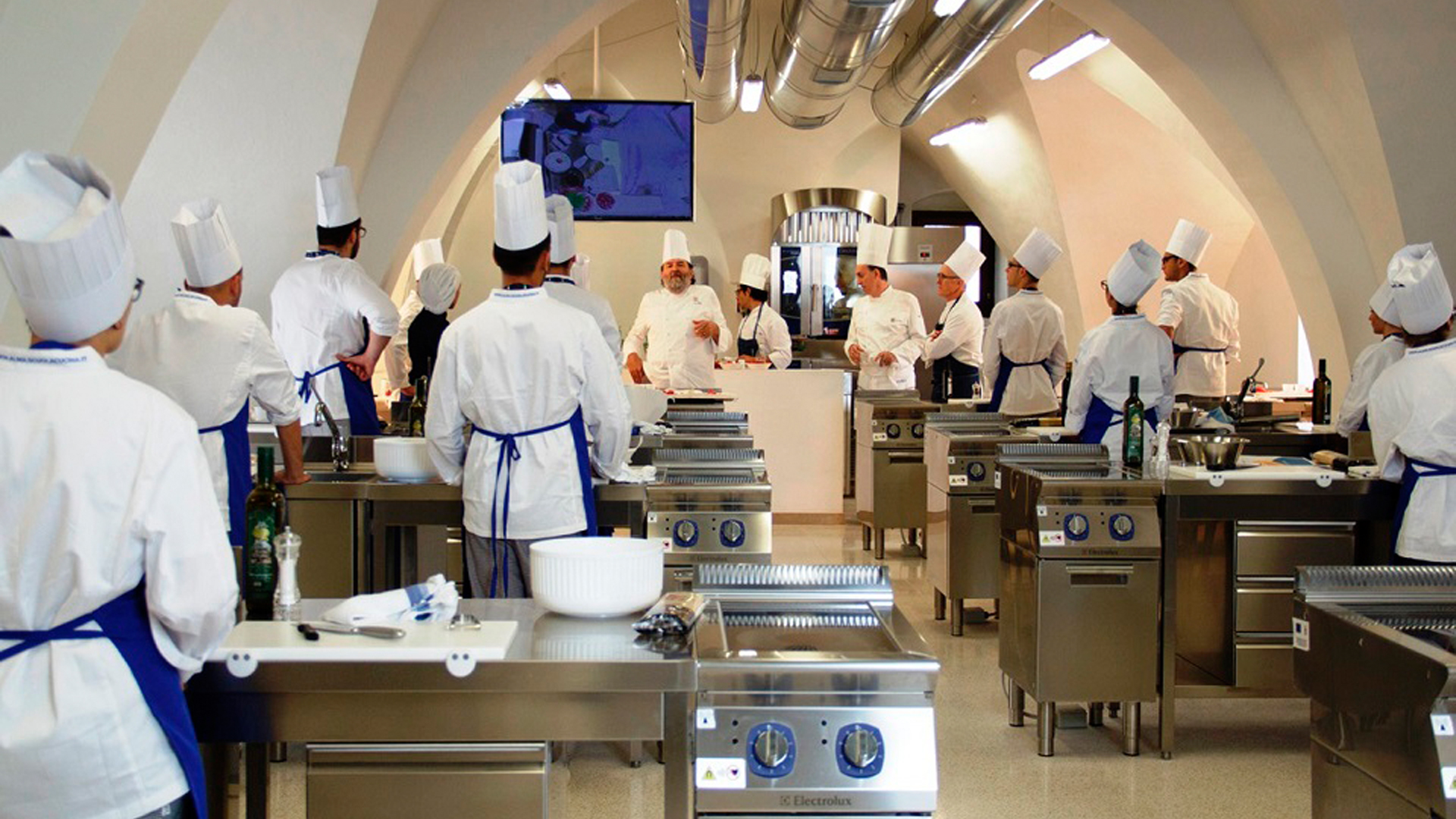 Chef e aspiranti cuochi a lezione in quella che era la Med Cooking School di Ceglie Messapica