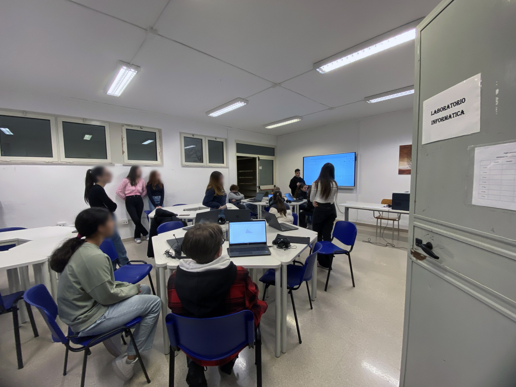 Studenti in un'aula didattica del Liceo Classico Agostinelli di Ceglie Messapica