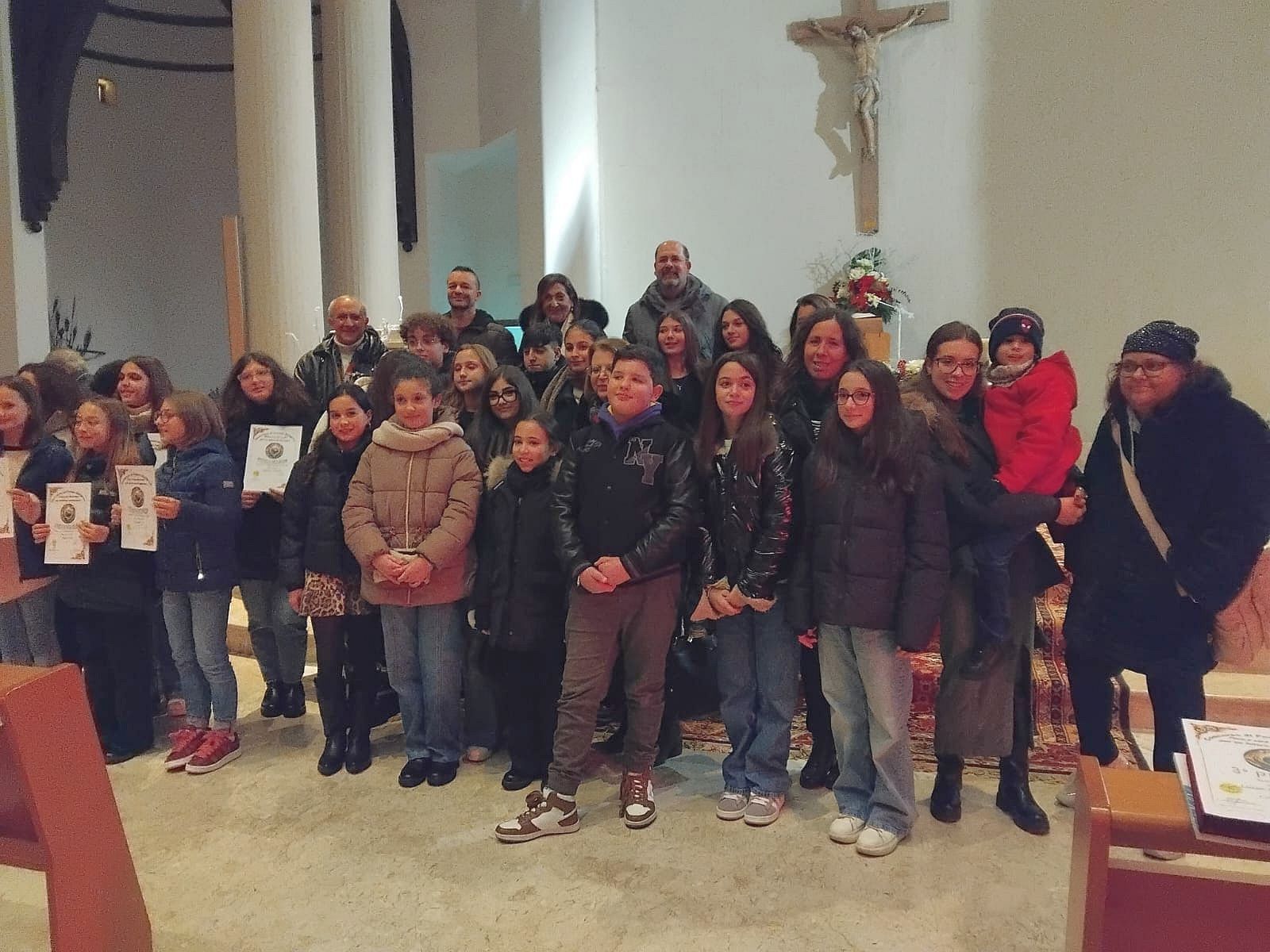 Il gruppo di premiati al concorso di poesia dedicato al Natale tenuto nella chiesa di San Lorenzo a Ceglie