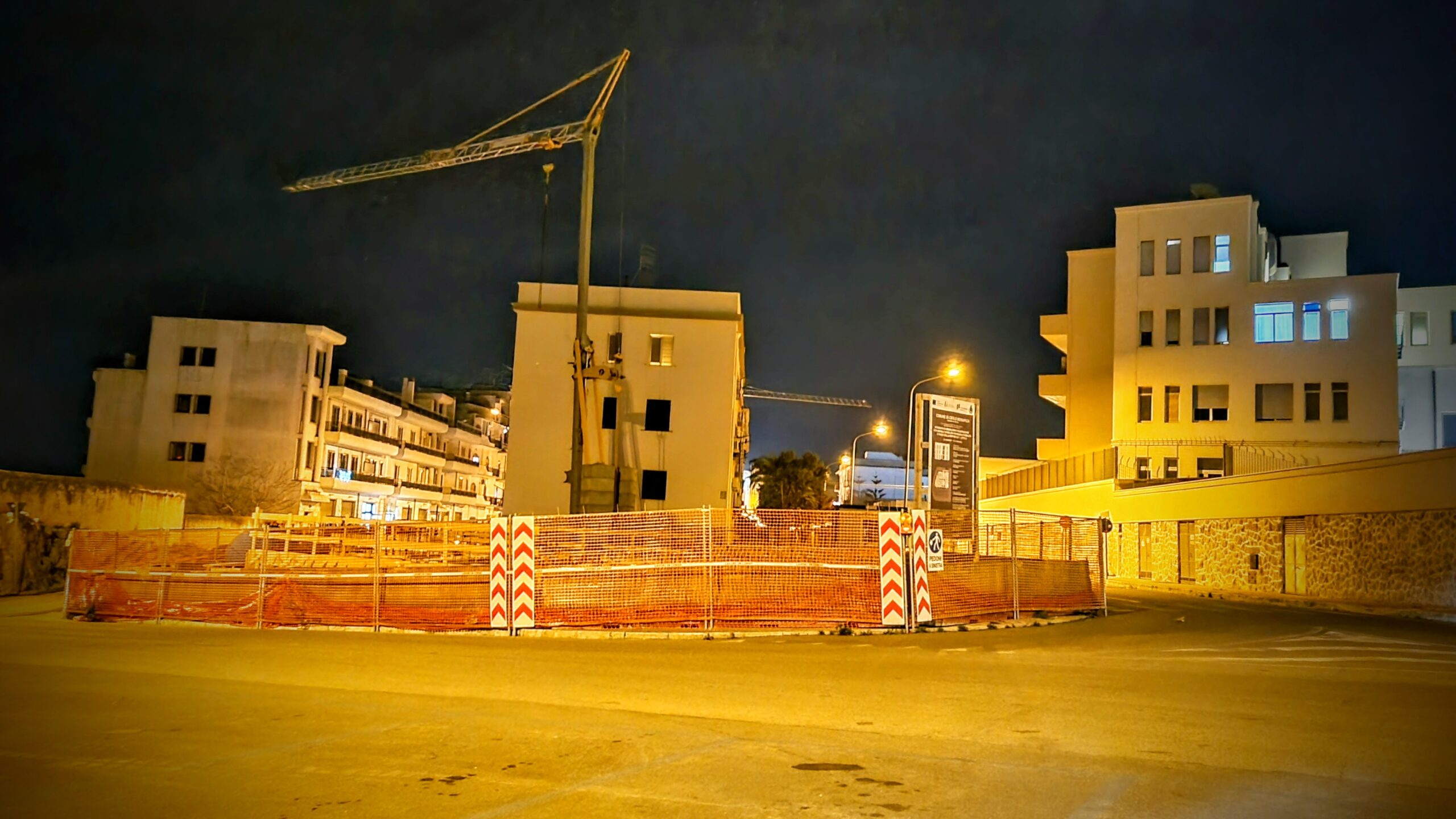 Il cantiere dell'immobile in piazza della Repubblica a Ceglie