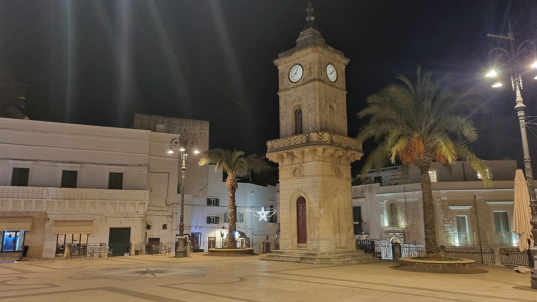 La Torre dell'Orologio in piazza Plebiscito a Ceglie. Dopo due anni è tornato a segnare l'"ora esatta"