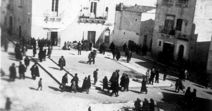 Ceglie Messapica in una foto tra la fine dell'800 e gli inizi del '900: nell'immagine Piazza Sant'Antonio (Foto Archivio di Michele Ciracì)