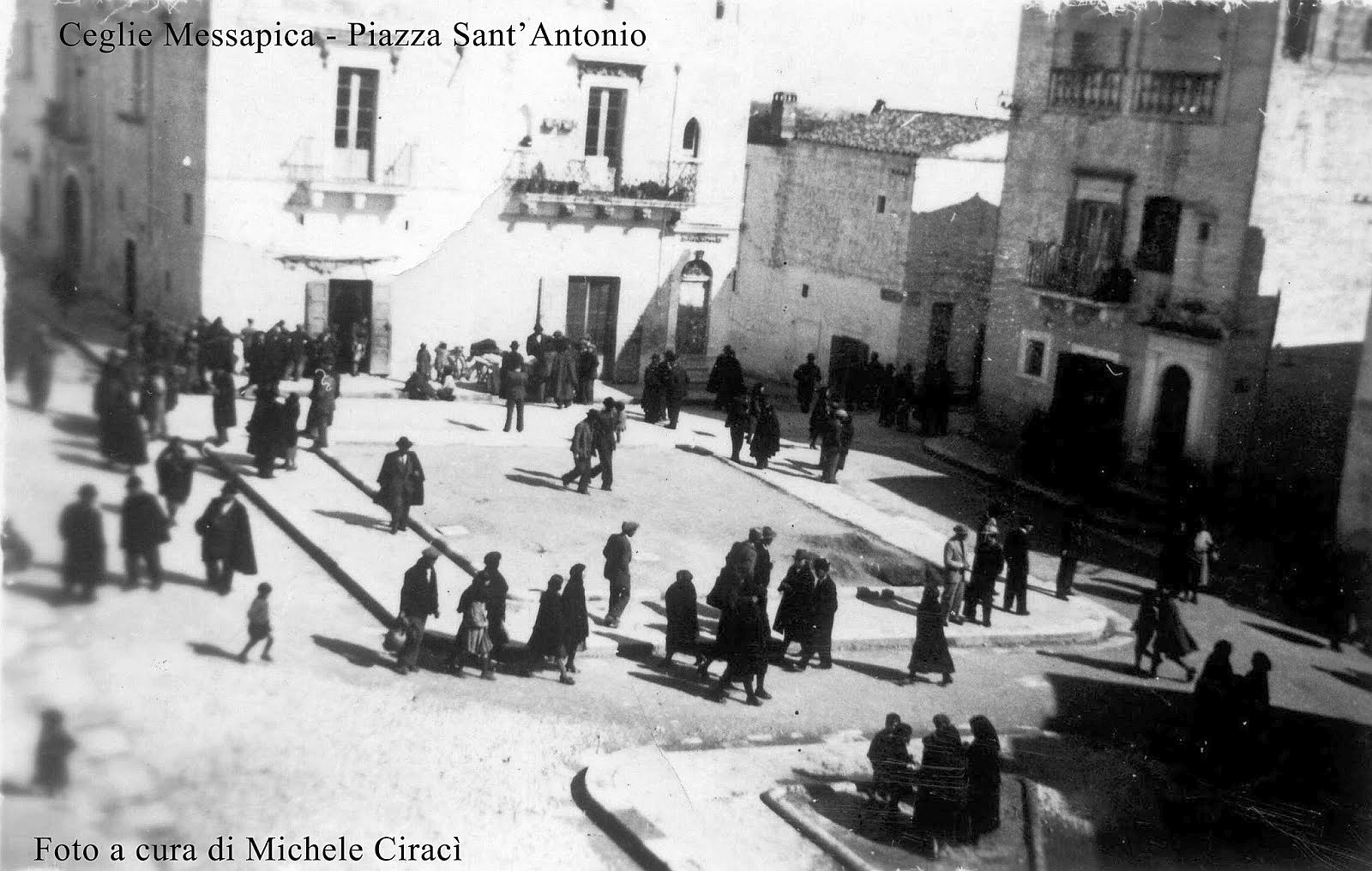 Ceglie Messapica in una foto tra la fine dell'800 e gli inizi del '900: nell'immagine Piazza Sant'Antonio (Foto Archivio di Michele Ciracì)