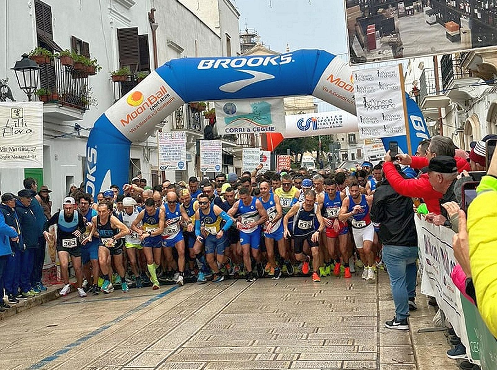 La partenza degli 800 atleti che hanno partecipato oggi per Corri a Ceglie