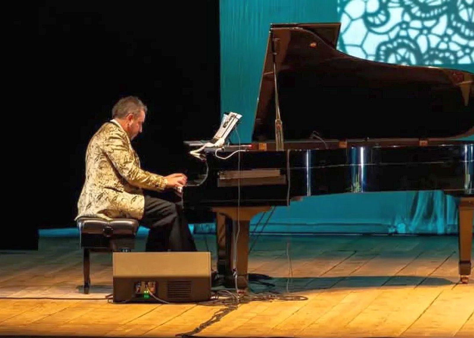 Mirko Lodedo sul palco del Teatro Flavio Vespasiano di Rieti