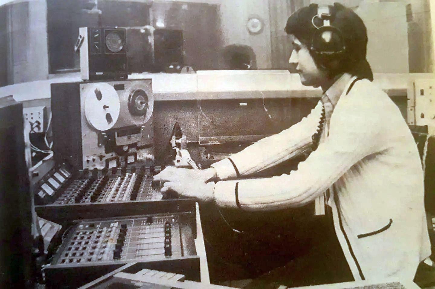 Lo studio di trasmissione di una "radio libera" nella metà degli anni Settanta