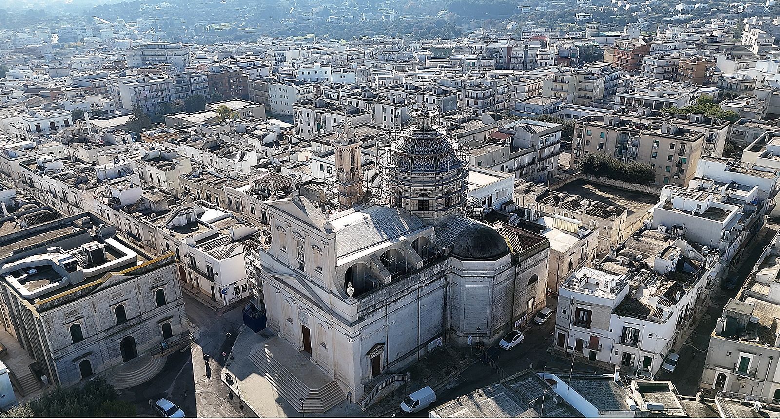 Il teatro e la chiesa di San Rocco con la cupola ingabbiata per i lavori di riqualificazione