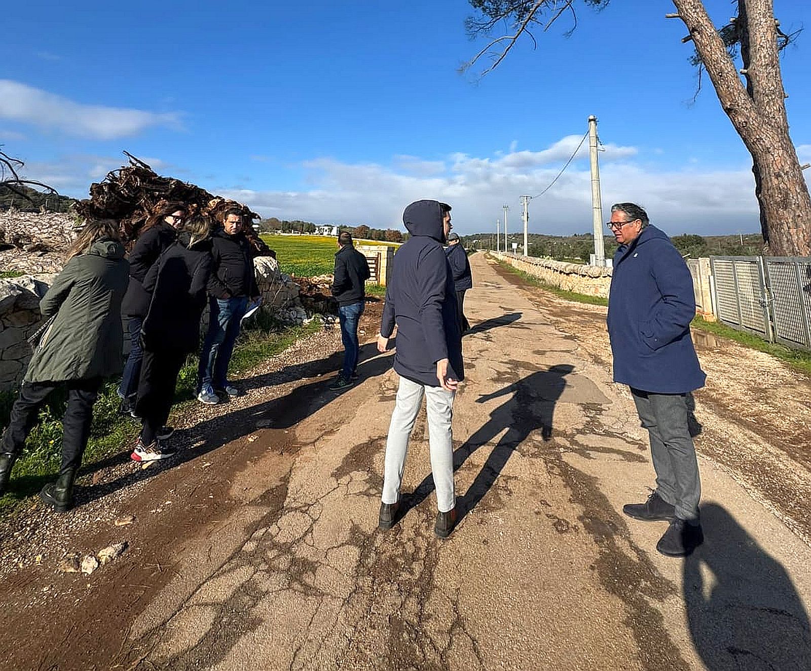 Il sopralluogo di amministrazione comunale e tecnici nelle zone rurali per il rifacimento dell'asfalto