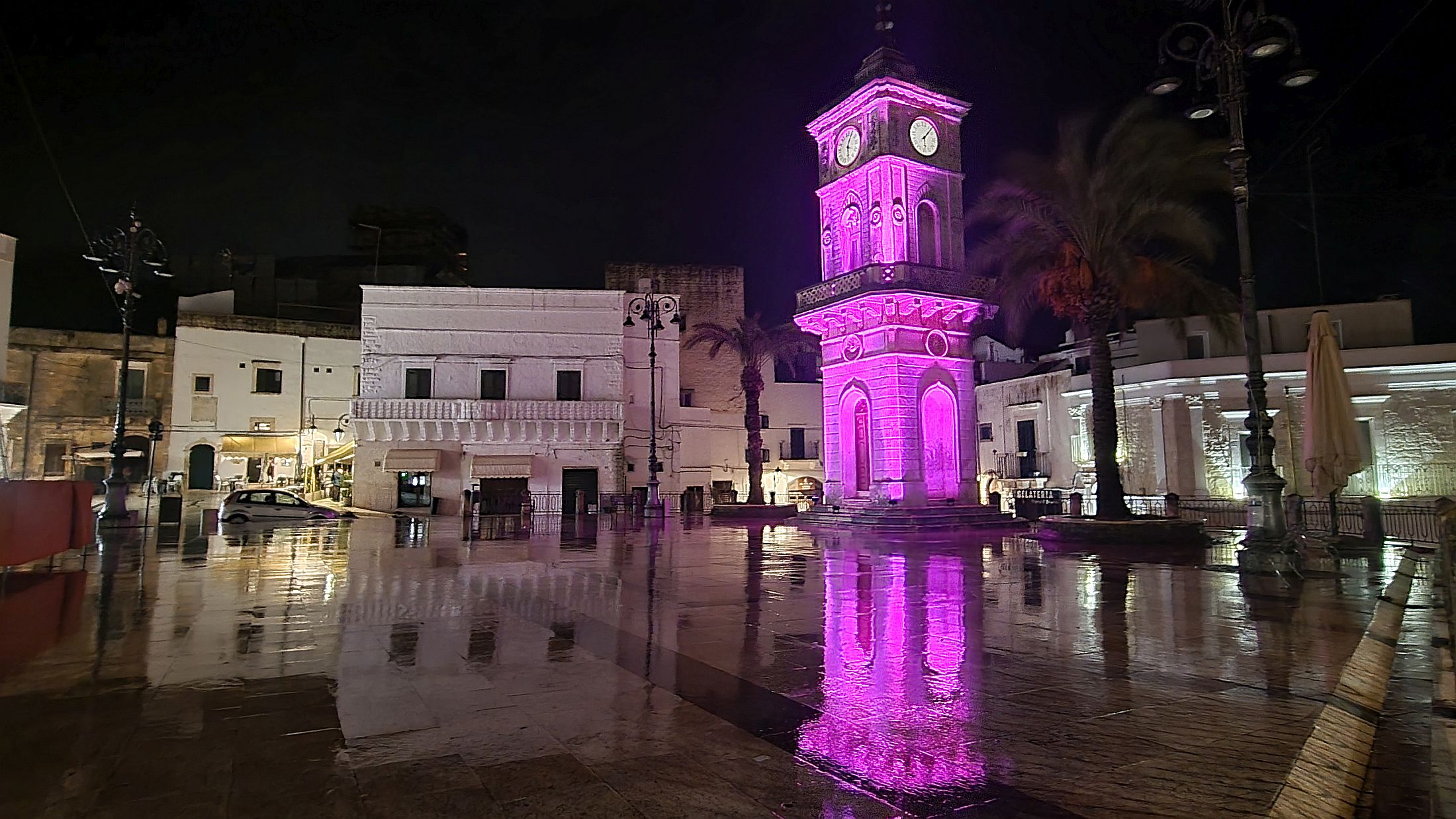 La Torre dell'Orologio di Piazza Plebiscito a Ceglie illuminata di rosa per il Giro d'Italia