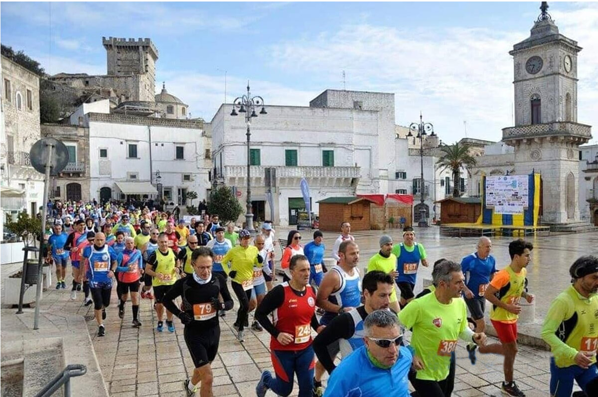 Una passata edizione di Corri a Ceglie mentre attraversa Piazza Plebiscito