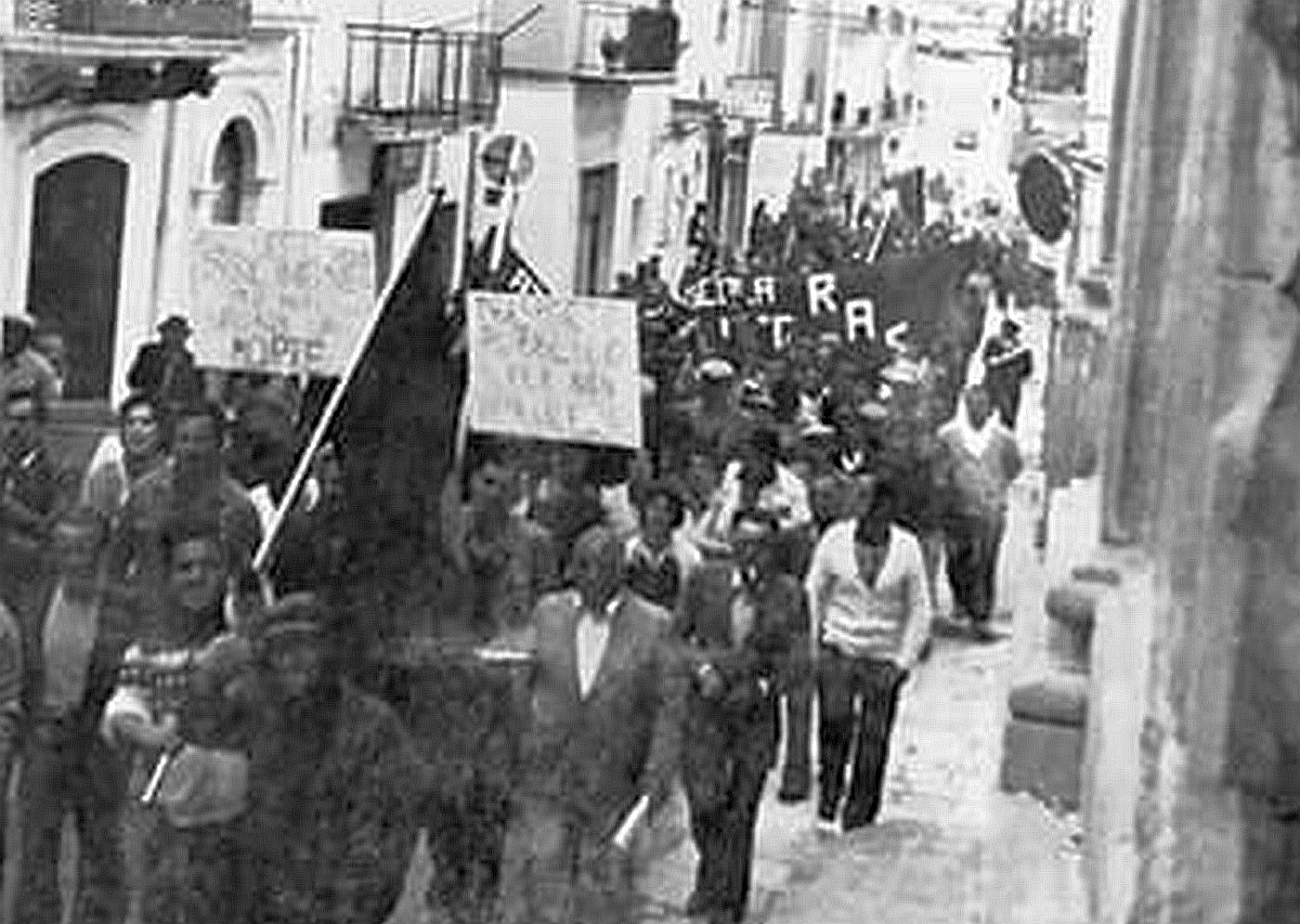 Manifestazione contro il caporalato a Ceglie dopo la morte di tre giovani donne nel 1980