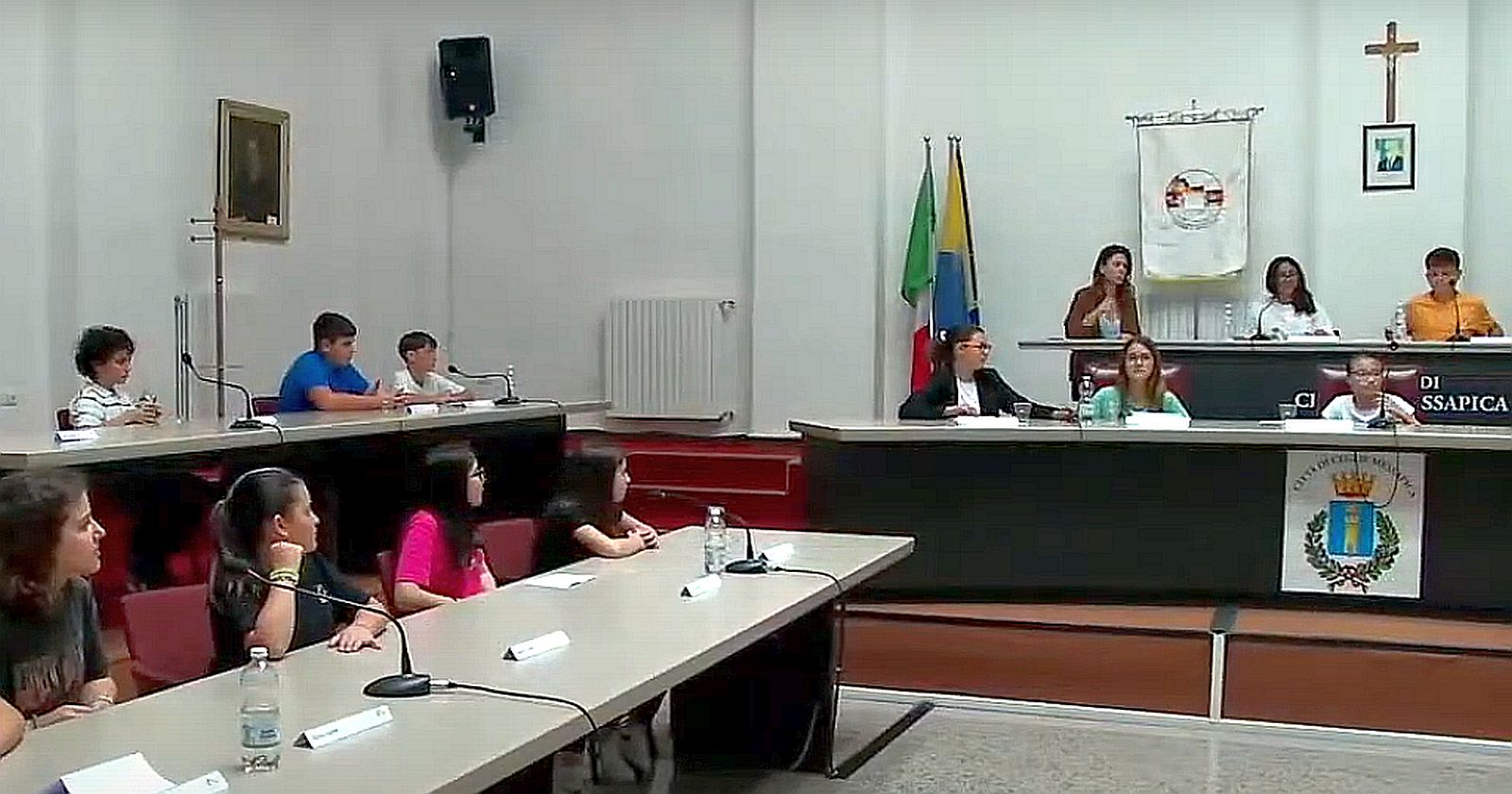 Una seduta del Consiglio comunale dei ragazzi. Si chiede la modifica aggiungendo anche il genere "ragazze"