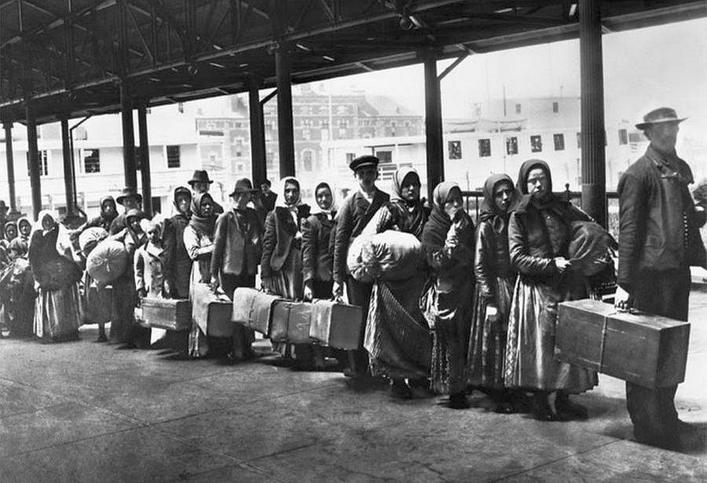 L'arrivo degli immigrati europei a Ellis Island, la stazione di controllo dinanzi a New York