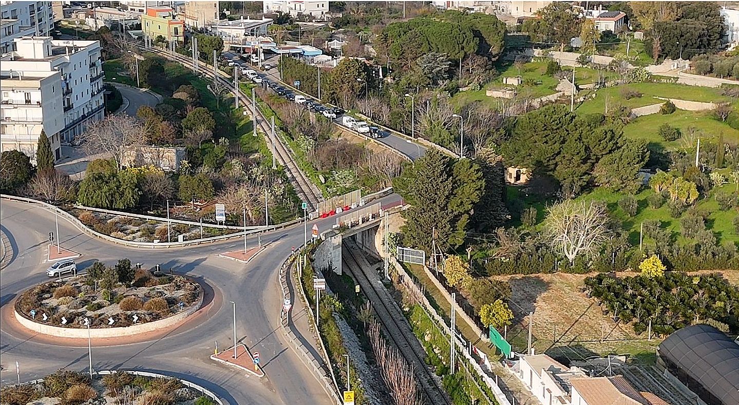 Il ponte ferroviario su via Sant'Aurelia a Ceglie Messapica il giorno prima della chiusura per lavori (foto Ideanews)