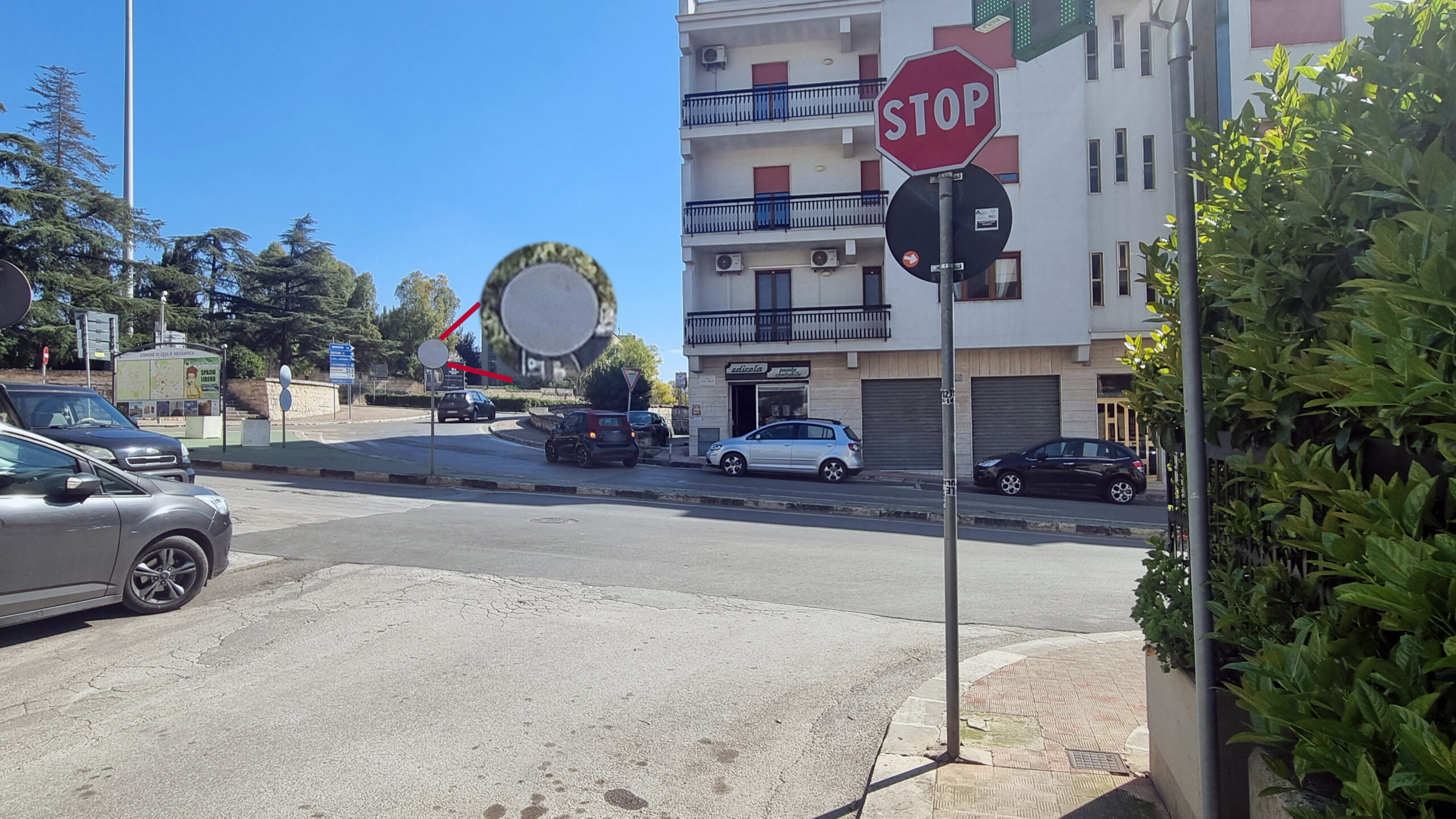 La segnaletica per chi proviene da via Putignano: a destra manca l'obbligo a destra, sulla strada il cartello è sbiadito