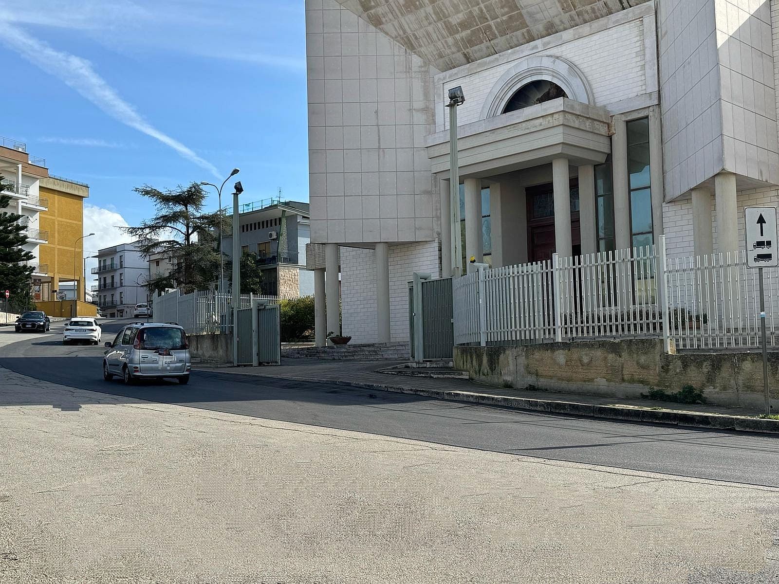 Il parziale rifacimento della strada dinanzi alla chiesa di San Lorenzo da Brindisi