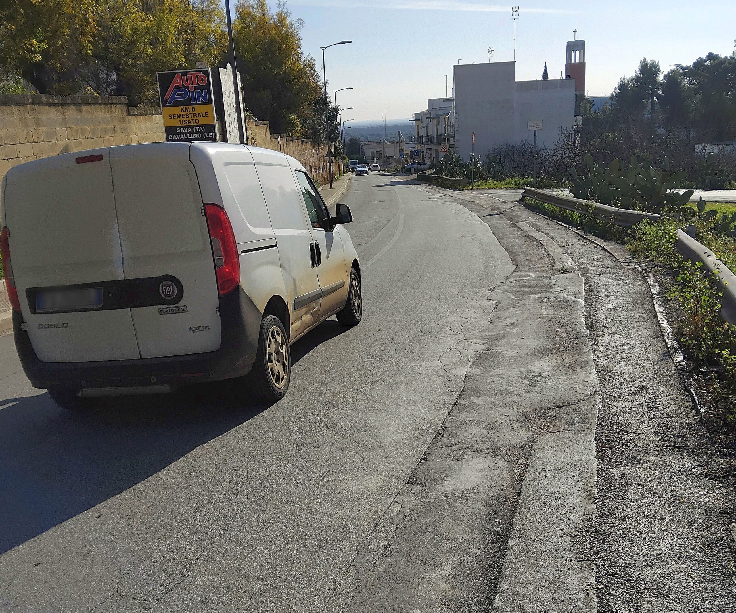 L'asfalto lungo via Sant'Aurelia, dove si sta posando la fibra ottica, con le cicatrici di precedenti lavori